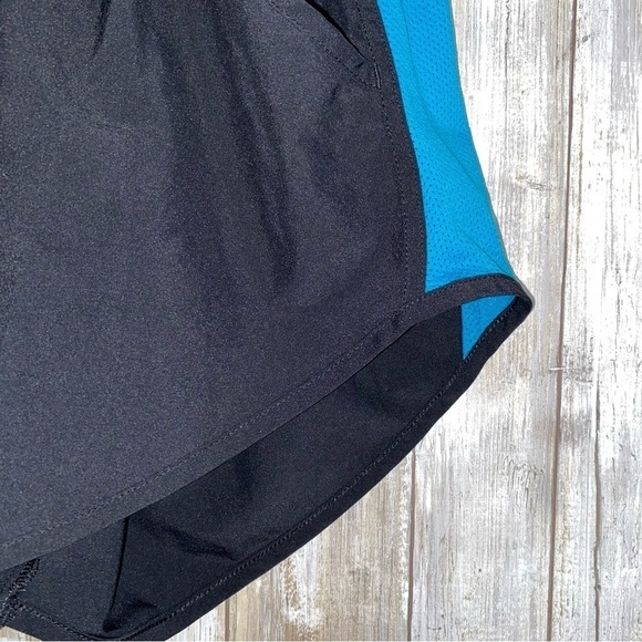 Under Armor Black & Blue Loose Fly By 2.0 Shorts - Picture 3 of 5